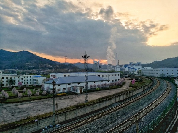 雨后矿山